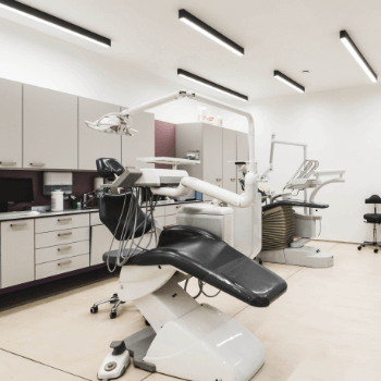 Zahnarztpraxis mit Equipment und Zahnarztstuhl.