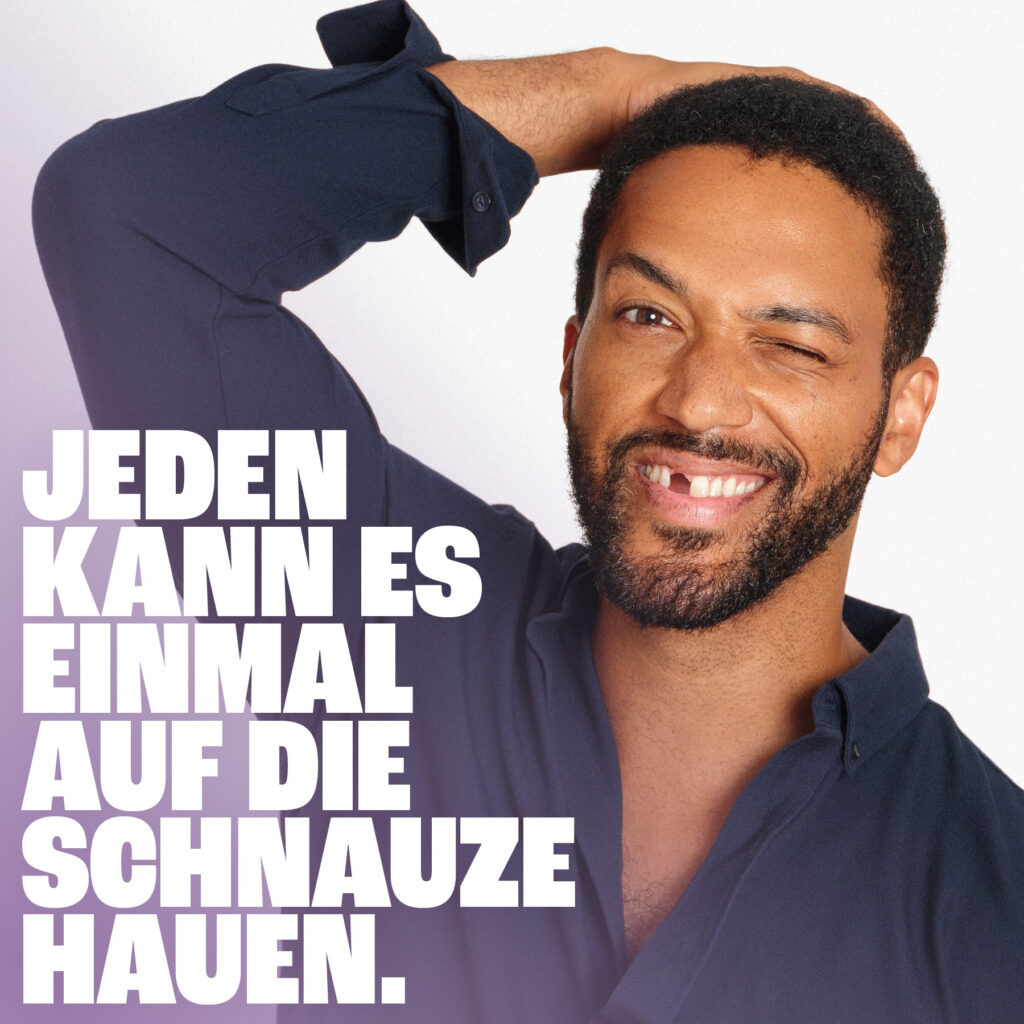 Cesár Sampson mit Zahnlücke für die neunerhaus Kampagne Jede*n kann es einmal auf die Schnauze hauen