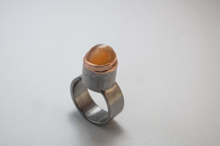 <span>56 Anna Heindl</span>
<span><br>"Orange Moon" 2012</br>14 k Rotgold, oranger Mondstein, Edelstahl;  <br>Euro 700 </br></span>
