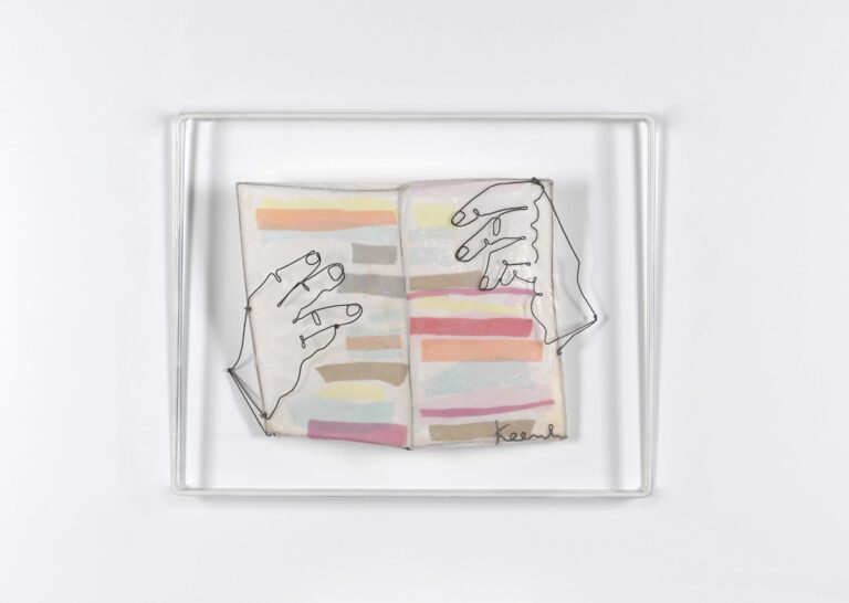 <span>73 Hilda Keemink</span>
<span><br>Hand and book 2025</br>Metall, Papier, Wachs und Harz; 40 x 50 x 5 cm<br>Euro 1.200 </br></span>
