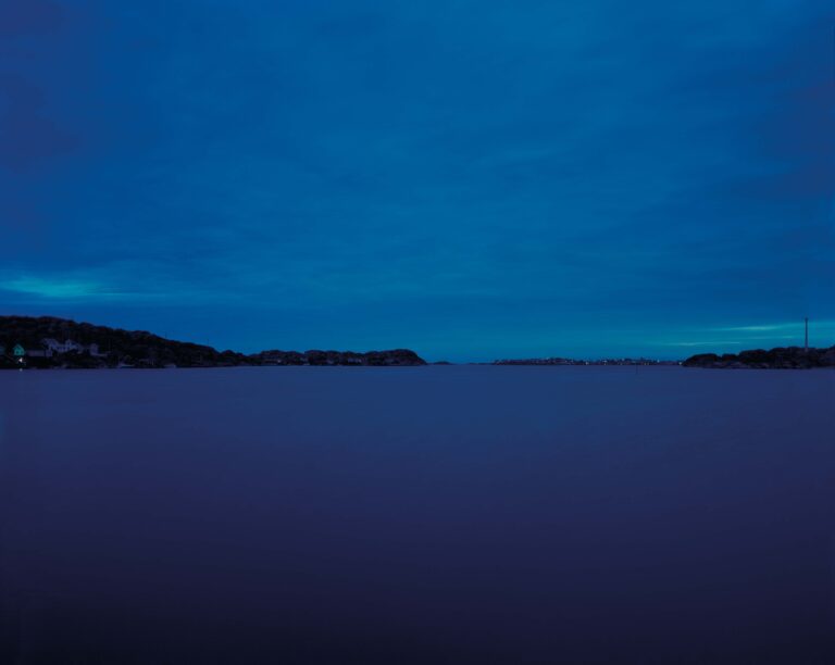 <span>82 Nikolaus Korab</span>
<span><br>Rönnäng, Schweden, 07.2010, aus der Serie "Blaue Nacht" 2010</br>Farbe, Foto auf Alu; 100 x 120 cm<br>Euro 1.200 </br></span>
