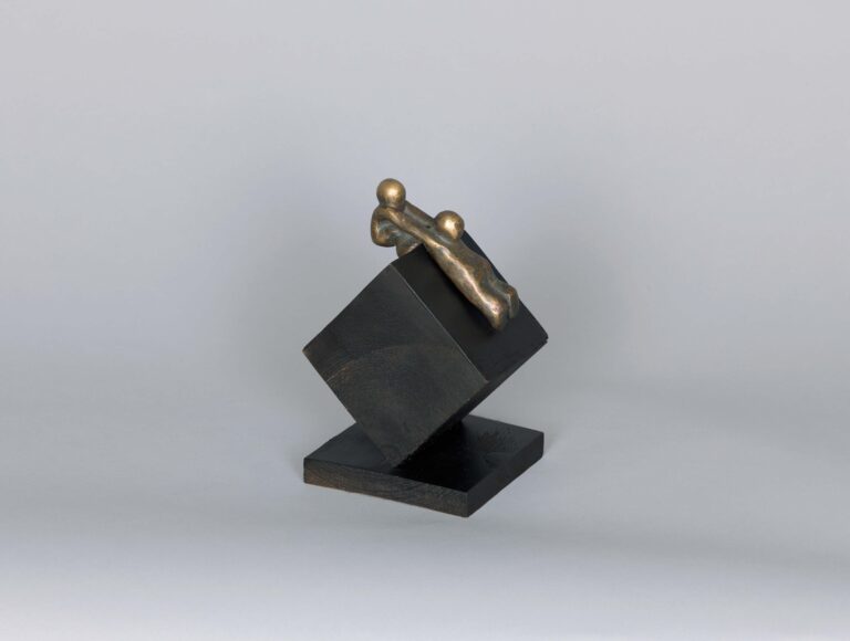 <span>104 Andreas Mathes</span>
<span><br>Helferleins LIII 2022</br>Bronze-Guss patiniert und poliert. Limitierte Auflage 12 Stück; 4 x 12 x 7 cm<br>Euro 800 </br></span>
