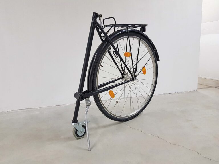 <span>124 Michael Plessl</span>
<span><br>Apparatur 2023</br>nearly ready made, Produktion Felix Ladinser; 80 x 80 x 25 cm<br>Euro 800 </br></span>
