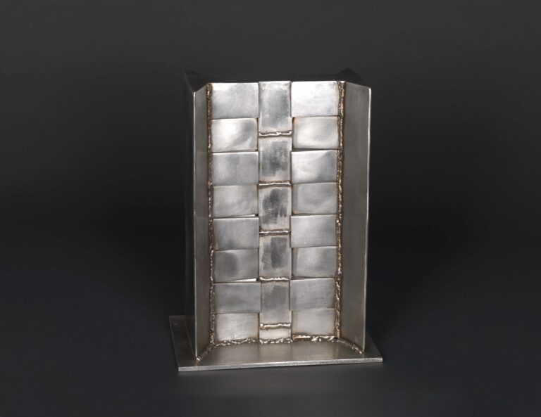 <span>177 Franz Wieser</span>
<span><br>skyscraper 2022</br>Edelstahl geschweißt; 33 x 24 x 16 cm<br>Euro 800 </br></span>
