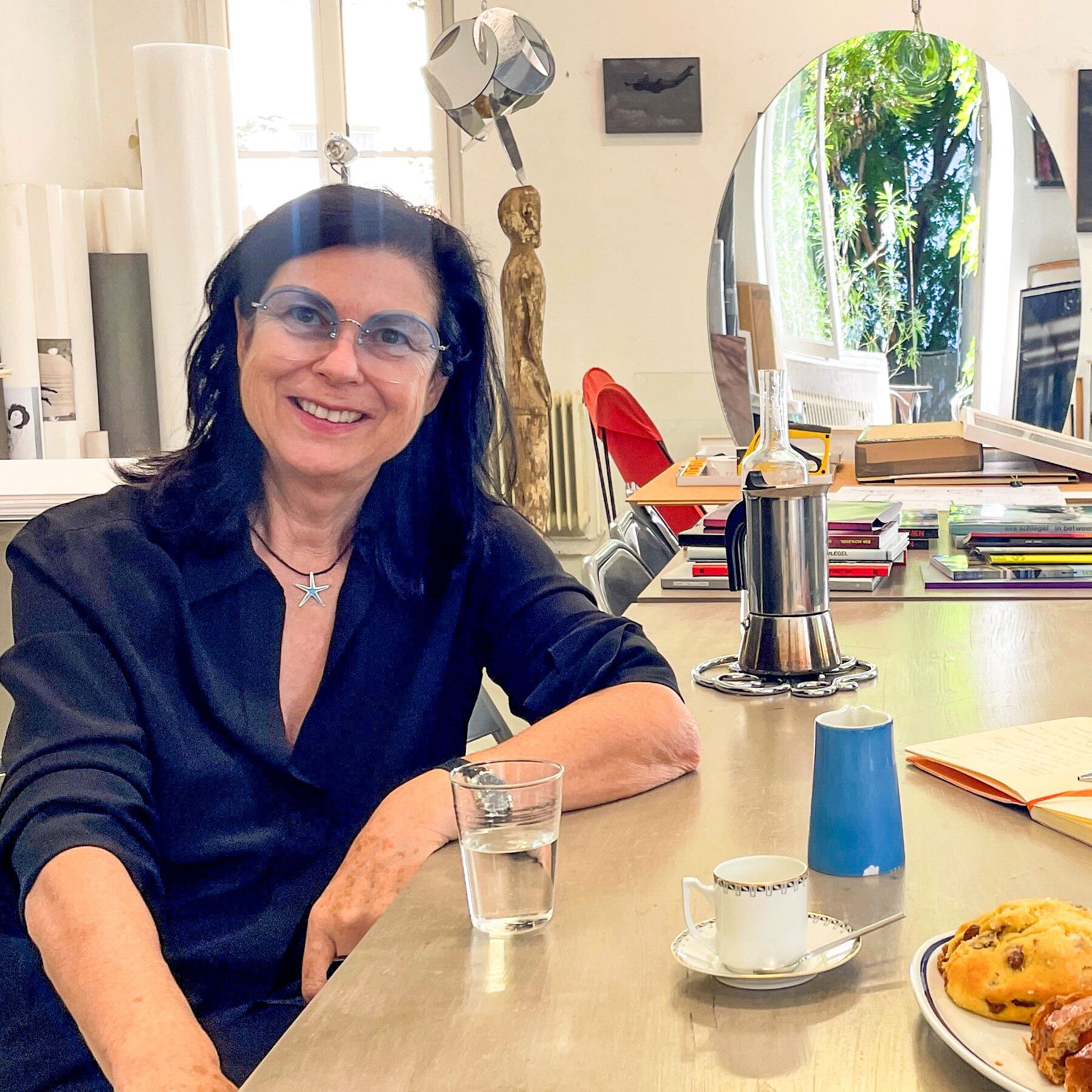 eva-schlegel-im-atelier-im-gespraech_1