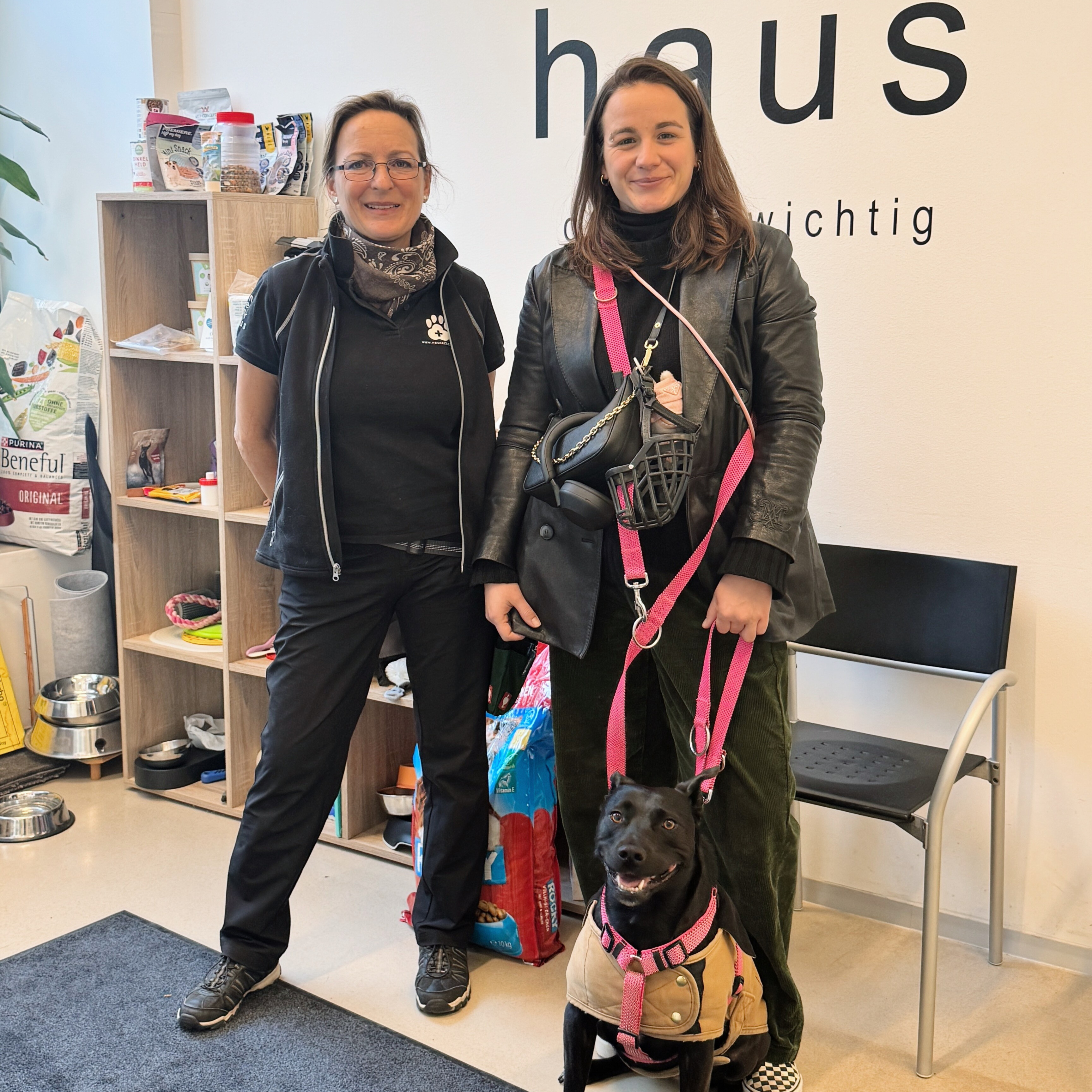 tereza hossa mit ihrer hündin Lina in der neunerhaus Tierarztpraxis